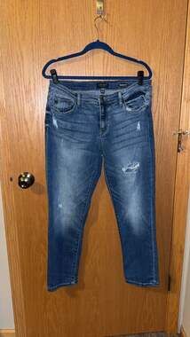 Judy Blue Mid Rise Boyfriend Fit Distressed Jeans Size 15/32